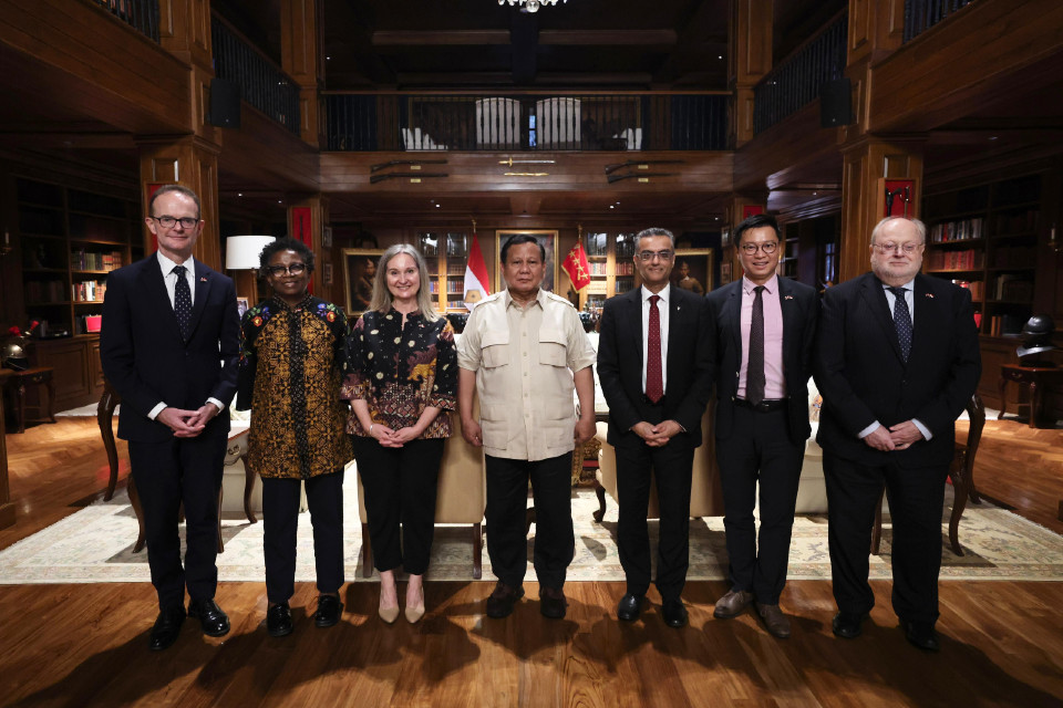 Standing photo of attendees at Presidential meeting